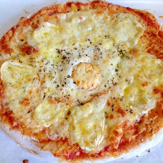 卵とチーズのピザ